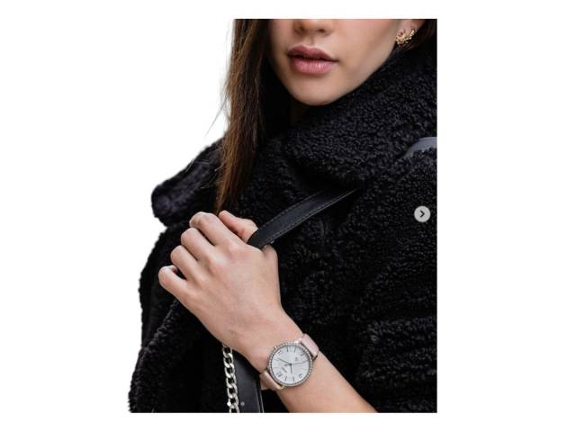 Elección perfecta para quienes buscan un estilo clásico y moda en un accesorio. Con su pulsera de cuero rosa y tablero blanco, este reloj combina elegancia y simplicidad. 