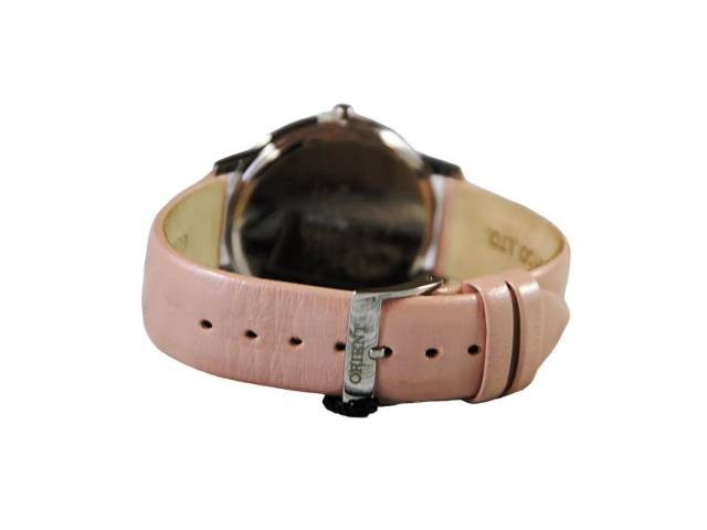 Elección perfecta para quienes buscan un estilo clásico y moda en un accesorio. Con su pulsera de cuero rosa y tablero blanco, este reloj combina elegancia y simplicidad. 