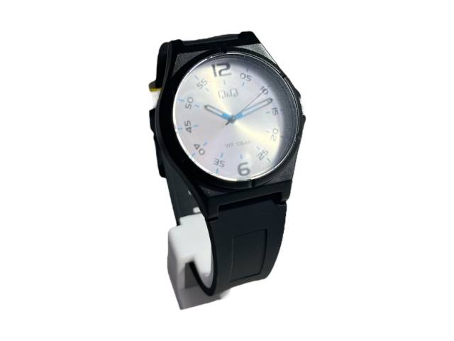 Reloj Q&Q Análogo 10BAR Silicona Negro Resistente al Agua: Un compañero confiable para tu día a día.