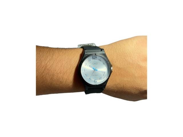 Reloj Q&Q Análogo 10BAR Silicona Negro Resistente al Agua: Un compañero confiable para tu día a día.