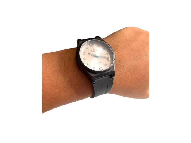 Reloj Q&Q Análogo 10BAR Silicona Negro Resistente al Agua: Un compañero confiable para tu día a día.