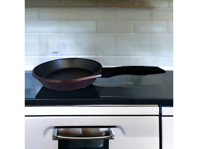 Cocina con estilo y facilidad con la Sartén Comet Antiadherente 24 cm - Bordo. Su superficie antiadherente facilita la limpieza y evita que los alimentos se peguen. Además, su mango ergonómico te ofrece un agarre cómodo y seguro.