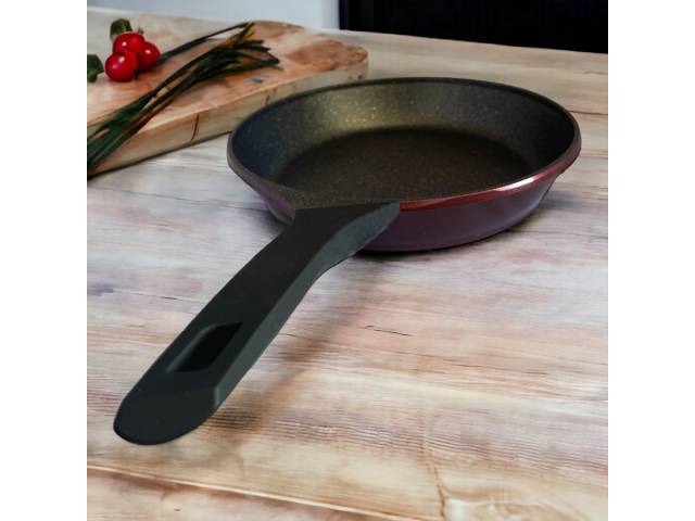  Cocina con estilo y facilidad con la Sartén Comet Antiadherente 26 cm - Bordo. Su superficie antiadherente facilita la limpieza y evita que los alimentos se peguen. Además, su mango ergonómico te ofrece un agarre cómodo y seguro.