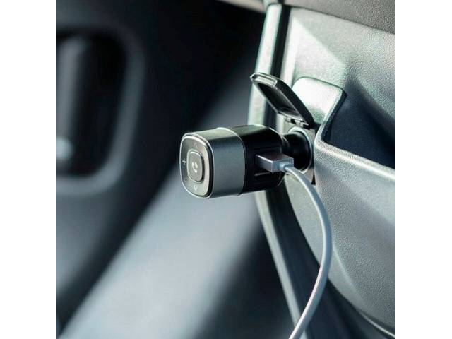 Disfruta de tu música favorita y llamadas manos libres en tu auto con el Sintonizador Emisor para Auto de Radio FM Bluetooth USB 3.4A.