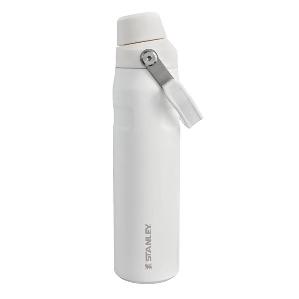 Descubre la Botella Stanley IceFlow 710ml  acero inoxidable, mantiene bebidas frías 48 horas, libre BPA, tapa de flujo rápido. Ideal para deporte, viajes y actividades al aire libre.