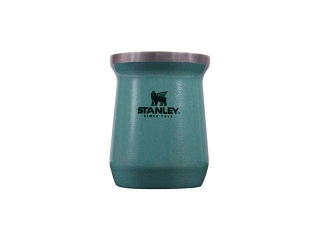 Lleva la tradición contigo con el Termo Classic The Legendary 0,94L   Mate Stanley. Perfecto para tener tu mate pronto en todo momento!