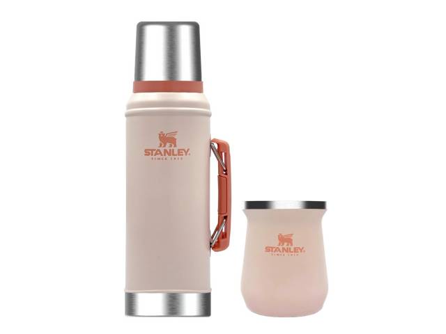 Lleva la tradición contigo con el Termo Classic The Legendary 0,94L   Mate Stanley. Perfecto para tener tu mate pronto en todo momento!