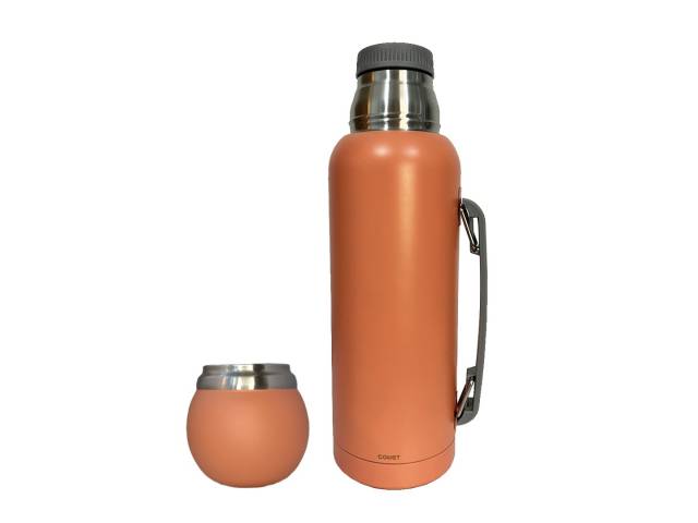 El Termo Comet 1 Litro con asa   Mate 120ml Acero Inox es el compañero perfecto para tus aventuras al aire libre, viajes o simplemente para disfrutar de un buen mate en casa.