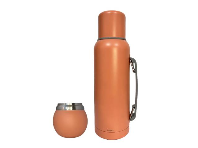 El Termo Comet 1 Litro con asa   Mate 120ml Acero Inox es el compañero perfecto para tus aventuras al aire libre, viajes o simplemente para disfrutar de un buen mate en casa.