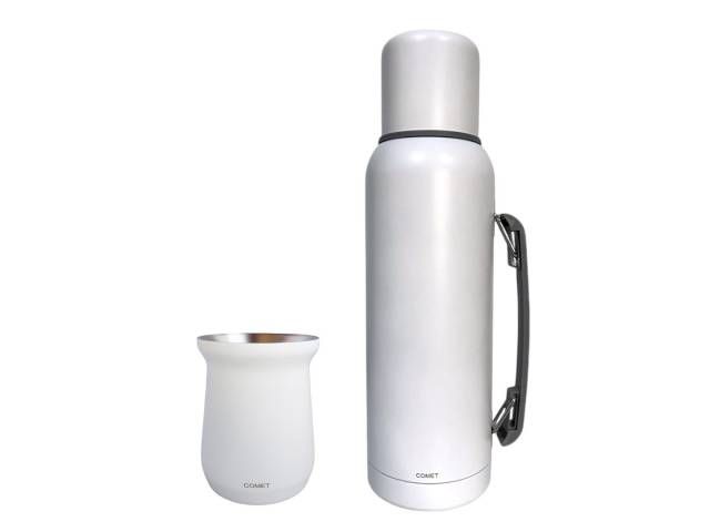 Tu COMBO ideal para cualquier ocasión. Con una capacidad de 1 litro y un diseño elegante, este termo de acero inoxidable mantendrá tus bebidas a la temperatura ideal por hasta 12 horas. Incluye un mate de 160 ml para disfrutar de tu compañía favorita.