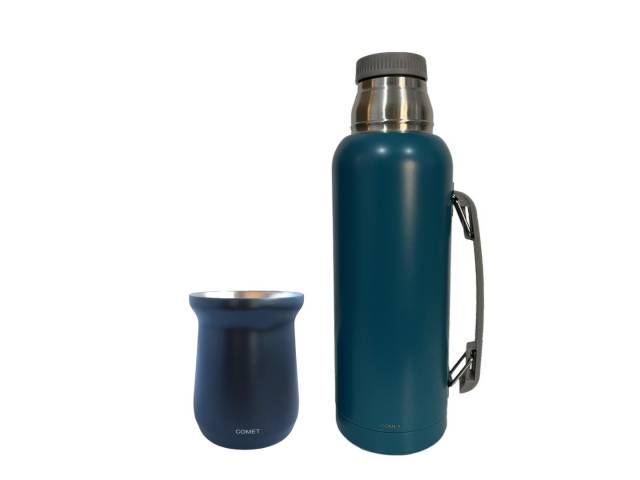 Tu COMBO ideal para cualquier ocasión. Con una capacidad de 1 litro y un diseño elegante, este termo de acero inoxidable mantendrá tus bebidas a la temperatura ideal por hasta 12 horas. Incluye un mate de 160 ml para disfrutar de tu compañía favorita.