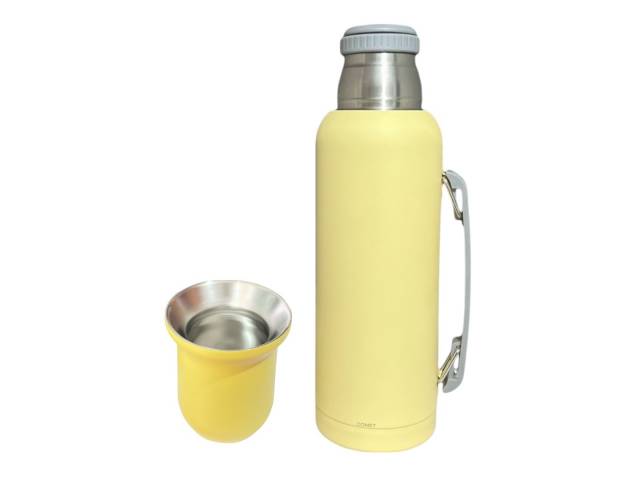 Tu COMBO ideal para cualquier ocasión. Con una capacidad de 1 litro y un diseño elegante, este termo de acero inoxidable mantendrá tus bebidas a la temperatura ideal por hasta 12 horas. Incluye un mate de 160 ml para disfrutar de tu compañía favorita.