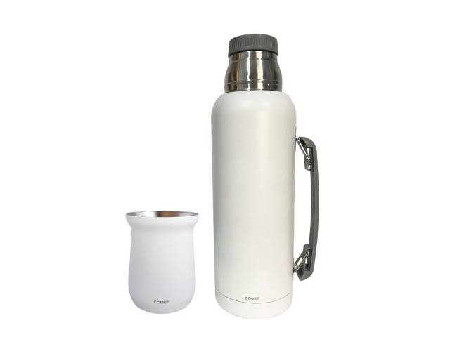 Tu COMBO ideal para cualquier ocasión. Con una capacidad de 1 litro y un diseño elegante, este termo de acero inoxidable mantendrá tus bebidas a la temperatura ideal por hasta 12 horas. Incluye un mate de 160 ml para disfrutar de tu compañía favorita.