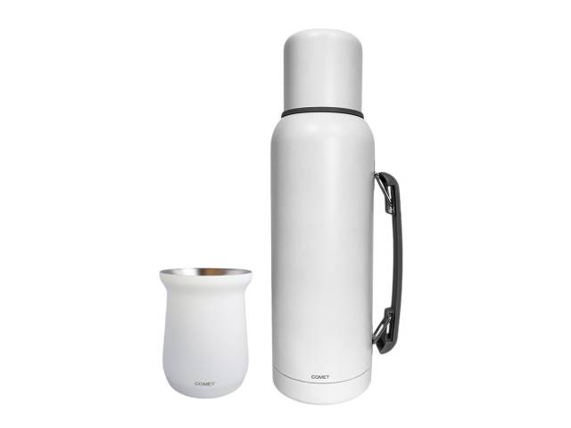 Tu COMBO ideal para cualquier ocasión. Con una capacidad de 1 litro y un diseño elegante, este termo de acero inoxidable mantendrá tus bebidas a la temperatura ideal por hasta 12 horas. Incluye un mate de 160 ml para disfrutar de tu compañía favorita.