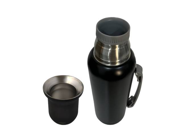 Tu COMBO ideal para cualquier ocasión. Con una capacidad de 1 litro y un diseño elegante, este termo de acero inoxidable mantendrá tus bebidas a la temperatura ideal por hasta 12 horas. Incluye un mate de 160 ml para disfrutar de tu compañía favorita.