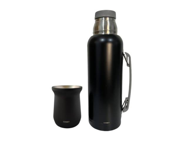 Tu COMBO ideal para cualquier ocasión. Con una capacidad de 1 litro y un diseño elegante, este termo de acero inoxidable mantendrá tus bebidas a la temperatura ideal por hasta 12 horas. Incluye un mate de 160 ml para disfrutar de tu compañía favorita.