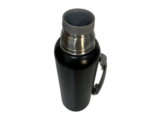 Tu COMBO ideal para cualquier ocasión. Con una capacidad de 1 litro y un diseño elegante, este termo de acero inoxidable mantendrá tus bebidas a la temperatura ideal por hasta 12 horas. Incluye un mate de 160 ml para disfrutar de tu compañía favorita.