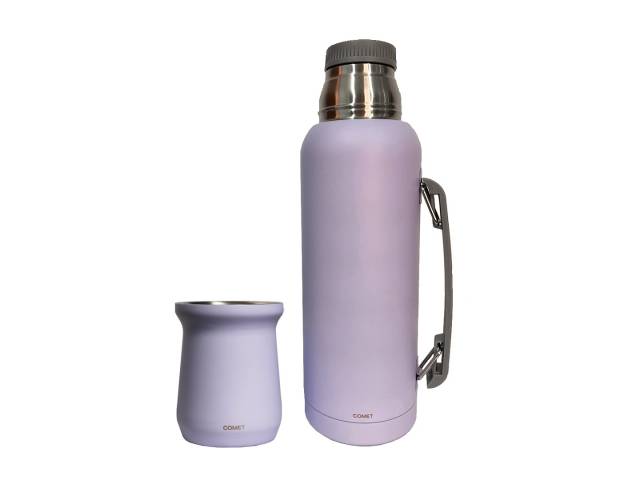 Combo  termo de acero inoxidable de 1 litro que mantiene la temperatura de tus bebidas por 12 horas y un mate de acero inoxidable de 260 ml. El termo tiene un diseño ergonómico con asa para un agarre cómodo y un tapón cebador para cebar mate fácilmente.