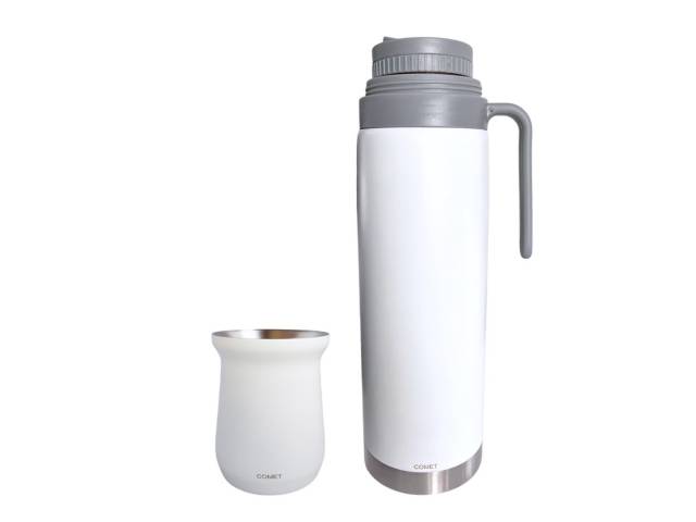 Tu COMBO ideal para cualquier ocasión. Con una capacidad de 750ml y un diseño elegante, este termo de acero inoxidable mantendrá tus bebidas a la temperatura ideal . Incluye un mate de 160 ml para disfrutar de tu compañía favorita.