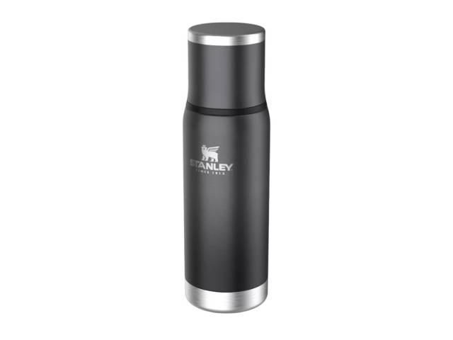  La Stanley Adventure To-Go Bottle de 0.75 L es la TERMO perfecto para cualquier aventura. Fabricada en acero inoxidable 8/8 libre de BPA, te permite llevar tus bebidas favoritas a la temperatura ideal, ya sea que prefieras un mate en la mañana o agua hel