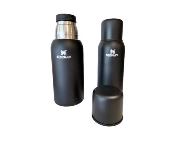  La Stanley Adventure To-Go Bottle de 0.75 L es la TERMO perfecto para cualquier aventura. Fabricada en acero inoxidable 8/8 libre de BPA, te permite llevar tus bebidas favoritas a la temperatura ideal, ya sea que prefieras un mate en la mañana o agua hel