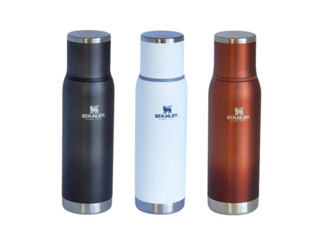  La Stanley Adventure To-Go Bottle de 0.75 L es la TERMO perfecto para cualquier aventura. Fabricada en acero inoxidable 8/8 libre de BPA, te permite llevar tus bebidas favoritas a la temperatura ideal, ya sea que prefieras un mate en la mañana o agua hel