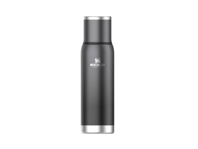  La Stanley Adventure To-Go Bottle de 0.75 L es la TERMO perfecto para cualquier aventura. Fabricada en acero inoxidable 8/8 libre de BPA, te permite llevar tus bebidas favoritas a la temperatura ideal, ya sea que prefieras un mate en la mañana o agua hel