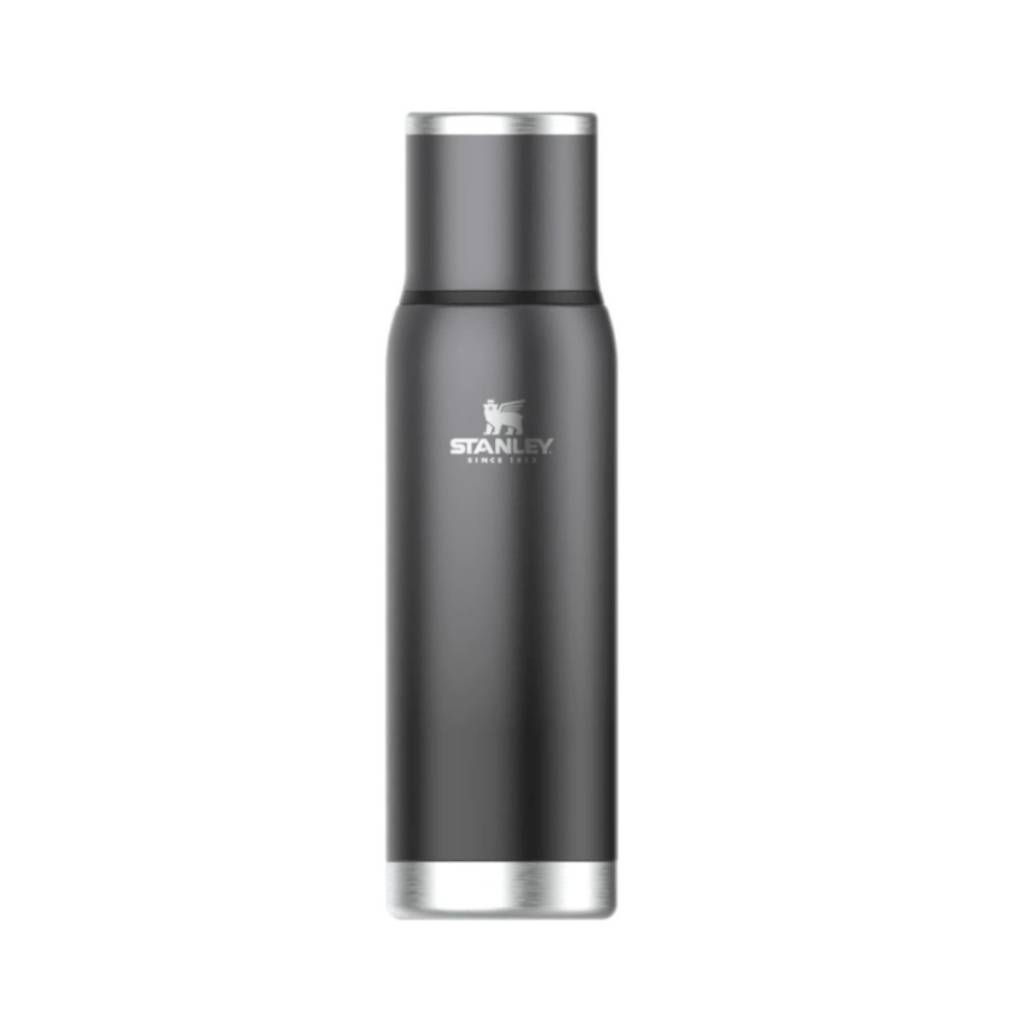  La Stanley Adventure To-Go Bottle de 0.75 L es la TERMO perfecto para cualquier aventura. Fabricada en acero inoxidable 8/8 libre de BPA, te permite llevar tus bebidas favoritas a la temperatura ideal, ya sea que prefieras un mate en la mañana o agua hel