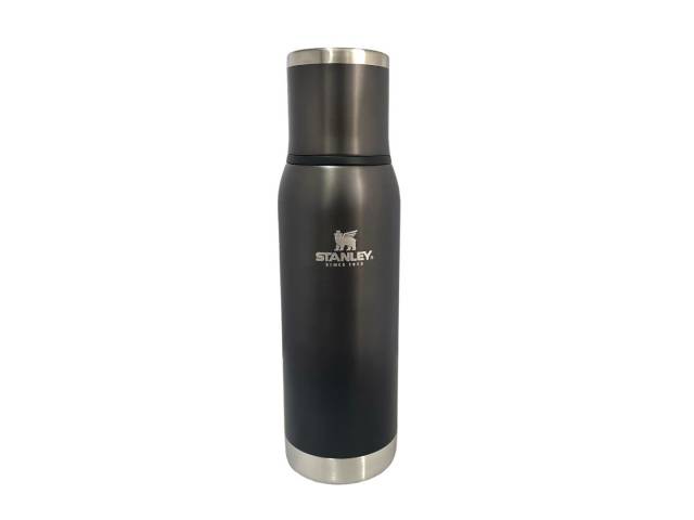  La Stanley Adventure To-Go Bottle de 0.75 L es la TERMO perfecto para cualquier aventura. Fabricada en acero inoxidable 8/8 libre de BPA, te permite llevar tus bebidas favoritas a la temperatura ideal, ya sea que prefieras un mate en la mañana o agua hel