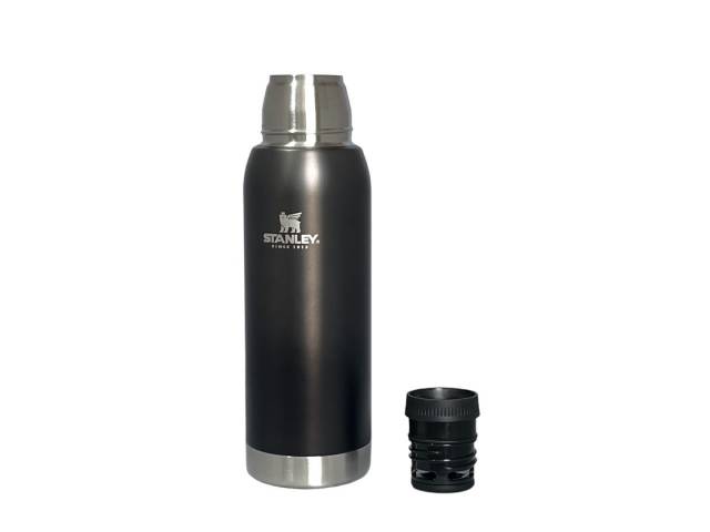  La Stanley Adventure To-Go Bottle de 0.75 L es la TERMO perfecto para cualquier aventura. Fabricada en acero inoxidable 8/8 libre de BPA, te permite llevar tus bebidas favoritas a la temperatura ideal, ya sea que prefieras un mate en la mañana o agua hel