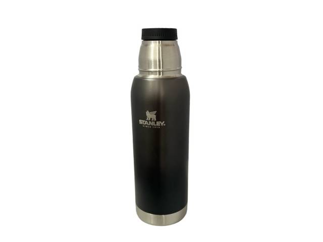  La Stanley Adventure To-Go Bottle de 0.75 L es la TERMO perfecto para cualquier aventura. Fabricada en acero inoxidable 8/8 libre de BPA, te permite llevar tus bebidas favoritas a la temperatura ideal, ya sea que prefieras un mate en la mañana o agua hel