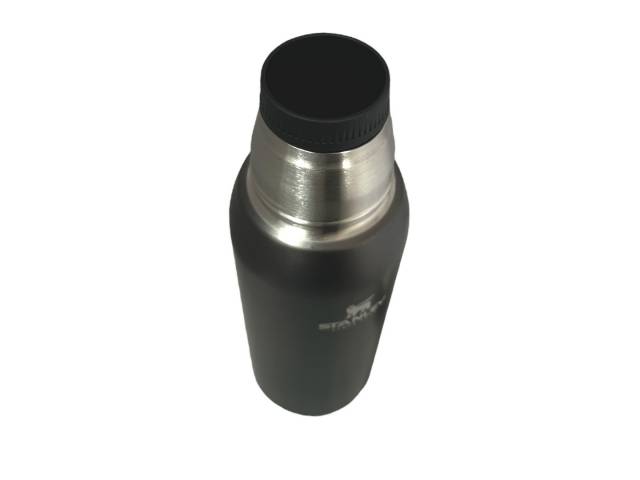  La Stanley Adventure To-Go Bottle de 0.75 L es la TERMO perfecto para cualquier aventura. Fabricada en acero inoxidable 8/8 libre de BPA, te permite llevar tus bebidas favoritas a la temperatura ideal, ya sea que prefieras un mate en la mañana o agua hel