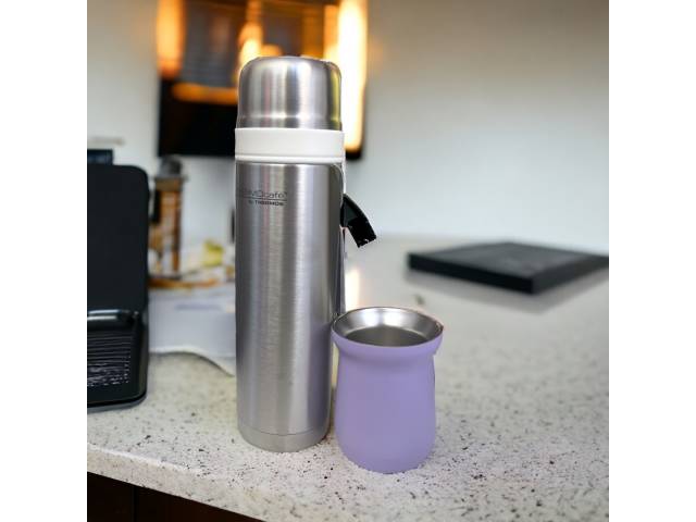 Disfruta de tus bebidas calientes o frías durante horas con el Thermo Flat Top 500ml Acero. Este termo de alta calidad está fabricado con acero inoxidable 18/8 de doble pared, lo que lo hace resistente, duradero y perfecto para llevar contigo a donde vaya